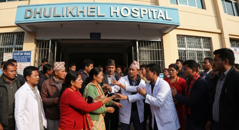 धुलिखेल अस्पताल कर्मचारी कुटाई